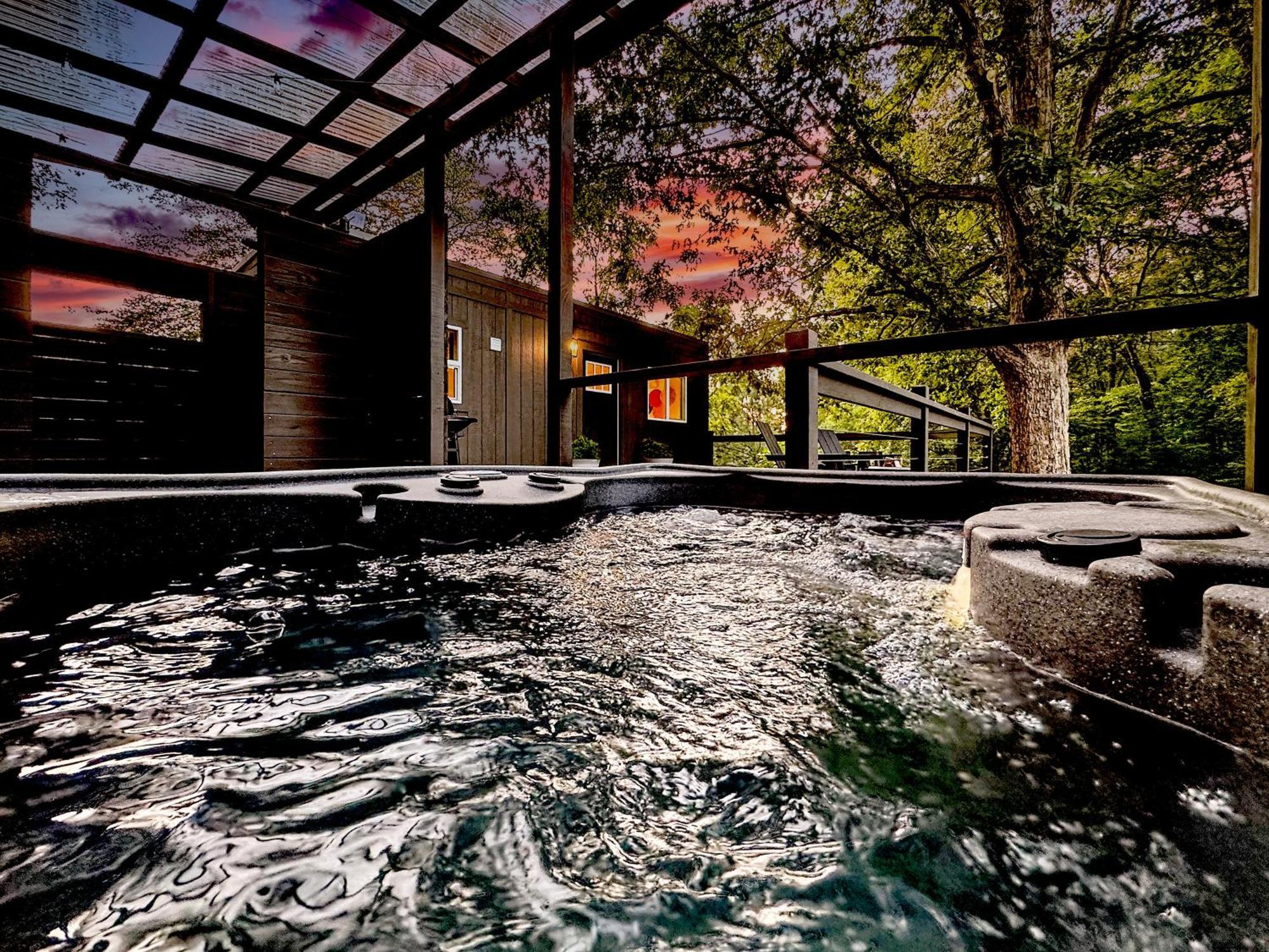 Couples Retreat: King Bed:Hot Tub:Firepit & More 블루리지 외부 사진